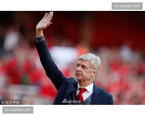 特写：看台上的温格，目睹阿森纳晋级后与身旁助手紧紧相拥